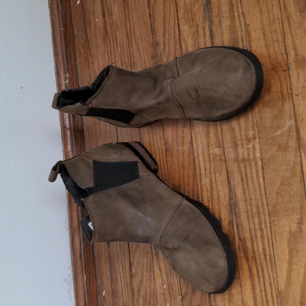 Sorel elastic sided brown leather boots